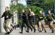 Special Agent Maggie Bell (Missy Peregrym, Mitte l.); Special Agent Omar Adom 'OA' Zid (Zeeko Zaki, Mitte r.)