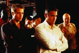 Rusty Ryan (Brad Pitt, l.) und Danny Ocean (George Clooney) planen minuti&ouml;s ihren Coup. Werden sie es schaffen, den Tresor zu knacken und die Millionen zu stehlen?