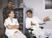 So parkt man ein! Im Rollstuhl demonstriert Dr. Schmidt (Walter Sittler, r.) Nikola (Mariele Millowitsch), wie's geht! (hinten Oliver Reinhard)