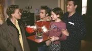 (v.r.:) Tim (Oliver Reinhard), Stephanie (Frederike Grasshoff) und Peter (Eric Benz) w&uuml;nschen Nikola (Mariele Millowitsch) alles Gute zur Fahrschulpr&uuml;fung.