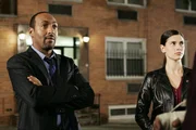 L-R: Detective Ed Green (Jesse L. Martin), Detective Nina Cassady  (Milena Govich)