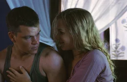 Jason Bourne (Matt Damon, l.) hat dem CIA versprochen, sich mit seiner Freundin Marie (Franka Potente, r.) zur&uuml;ckzuziehen, unter einer Bedingung: keiner soll je versuchen, ihn aufzusp&uuml;ren ...