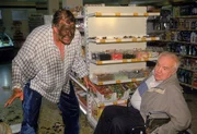 Die gemeinsame Sorge um Rita treibt Horst (Frank Vockroth, l.) und seinen Vater (Traugott Buhre) in den Supermarkt und dort beschlie&szlig;en sie, Ritas Kassenbereich etwas 'aufzum&ouml;beln', um ihr eine Freude zu machen - Der Plan endet im Chaos...