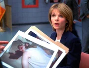 Eames (Kathryn Erbe) ermittelt in einem Mordfall: Hat ein Familienvater seine Kinder und seine Ehefrau erschlagen und danach Selbstmord begangen?