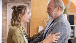 Saskia (Hanna Pla&szlig;, li.) kann ihrem Vater (Jan-Gregor Kremp, re.) keinen Wunsch abschlagen.