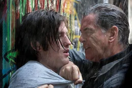L - R: James Frecheville als Ed Porter, Pierce Brosnan als Mike Regan