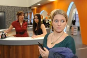 Steffi (Karin Kienzer, l.) und Paloma (Maja Maneiro, M.) beobachten, dass Anna (Jeanette Biedermann, r.) sich erneut von ihrem Arbeitsplatz entfernt.