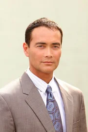 W&auml;hrend das Team an einem neuen Fall arbeitet, bekommt Steve &uuml;berraschend Besuch von der CIA-Agentin Jenna Kaye. Gemeinsam wollen sie nun gegen Wo Fat (Mark Dacascos) ermitteln ...