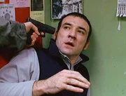 &Uuml;ber einen Kredithai kommt die Polizei dem Geldeintreiber Simon Matic (Ritchie Coster) auf die Spur.