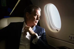 Pierce Brosnan (Mike Regan).