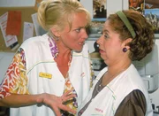 Rita (Gaby K&ouml;ster, l.) kann es nicht fassen: Gisi (Franziska Traub) nimmt die Schuld auf sich, um den wahren &Uuml;belt&auml;ter zu decken - Ritas Sohn...