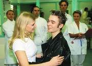 Peter spannt vor der gesamten Belegschaft Schmidt Tanja aus. v.l.: Dr. Brummel, Tanja, Dr. Pfund, Dr. Schmidt, Peter, Nikola.