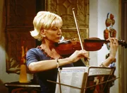 Dharma (Jenna Elfman) hat eine neue Leidenschaft: Geige spielen. Allerdings sind ihre Versuche nicht gerade ein Ohrenschmaus. Dharma (Jenna Elfman) hat eine neue Leidenschaft: Geige spielen. Allerdings sind ihre Versuche nicht gerade ein Ohrenschmaus.