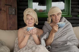 Christiane (Maren Kroymann) und Christoph (Walter Sittler) genie&szlig;en nach dem Nacktbaden im See die Aussicht.