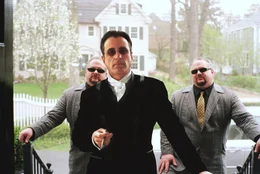 Casinobesitzer Terry Benedict (Andy Garcia, Mitte) kocht vor Wut. Er wei&szlig; l&auml;ngst, wer ihn damals um beinahe 200 Millionen Dollar erleichtert hat. Nun will er das Geld zur&uuml;ck...