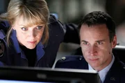 Carter (Amanda Tapping, li.) und Davis (Colin Cunningham, re.) verfolgen den Einsatz am Monitor...