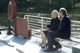 Christoph (Walter Sittler) wirft Christianes (Maren Kroymann) Smartphone &uuml;ber Bord. Sie wirft seines hinterher.