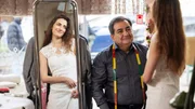 Melys (Seyneb Saleh, re.) Vater (Mohammad-Ali Behboudi, l.) hat ihr ein wundersch&ouml;nes Brautkleid geschneidert