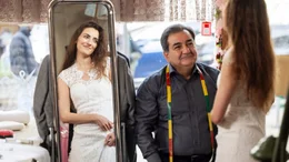 Melys (Seyneb Saleh, re.) Vater (Mohammad-Ali Behboudi, l.) hat ihr ein wundersch&ouml;nes Brautkleid geschneidert