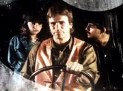 MacGyver (Richard Dean Anderson, M.), Jana (Kelly McClain, l.) und ihr Bruder Bruno (Robert Hallak, r.) sind auf der Flucht.