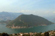 Monte Isola liegt mitten im Iseo-See. Die autofreie Insel ist nur mit der F&auml;hre zu erreichen und wurde als einer der sch&ouml;nsten Orte Italiens ausgezeichnet.