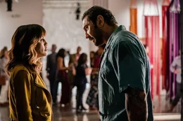Nicole (Natalie Morales, l.); Vic Manning (Dave Bautista, r.)