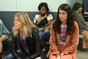 F&uuml;r Mick (Kaitlin Olson, l.) und Sabrina (Sofia Black-D'Elia, r.) endet der Abend unerwartet auf der Polizeistation ...
