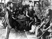 Eric (Tony Curtis, li.) w&auml;chst als Sklave am Hofe der Wikinger auf. K&ouml;nig Ragnar (Ernest Borgnine, re.) hat ihn als Baby aus England entf&uuml;hrt.