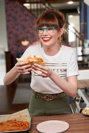 Mary pr&auml;sentiert ihr Gericht. Die Verwendung des sendungsbezogenen Materials ist nur mit dem Hinweis und Verlinkung auf RTL+ gestattet.