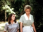 Die ungl&uuml;ckliche Vera (Lindsay V. Jones, l.) gesteht Olivia Walton (Michael Learned, r.), warum sie sich von ihrem Mann trennen will ...