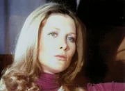 Susan Howard spielt die Frau des ermordeten Eric Wagner.