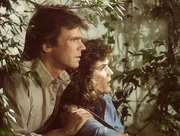 MacGyver (Richard Dean Anderson, l.) und Kate Connoly (Robin Curtis, r.) beobachten einen illegalen Waffendeal.