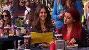 L-R: Tori Vega (Victoria Justice), Cat Valentine (Ariana Grande)