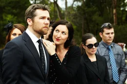 Rowena (Kate Box, vorne rechts) ist scharf auf Richard (Patrick Brammall, vorne links), ausgerechnet beim Begr&auml;bnis von Richards Vater.