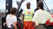 Als Verdächtiger in einem Mordfall wird der Hafenarbeiter Gaëtan Coste (Mark Grosy, M.) von den Kommissarinnen Gaëlle Crivelli (Béatrice De la Boulaye, l.) und Mélissa Sainte-Rose (Sonia Rolland, r.) befragt. Er hatte einige Tage vor dem Tod der ermordeten Frau Streit mit ihr. Als Verdächtiger in einem Mordfall wird der Hafenarbeiter Gaëtan Coste (Mark Grosy, M.) von den Kommissarinnen Gaëlle Crivelli (Béatrice De la Boulaye, l.) und Mélissa Sainte-Rose (Sonia Rolland, r.) befragt. Er hatte einige Tage vor dem Tod der ermordeten Frau Streit mit ihr.