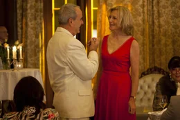 Robert (Walter Kreye) gesteht Christiane (Maren Kroymann) die Liebe zu seiner Assistentin - damit hat Christiane so gar nicht gerechnet.