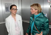 Laura (Chryssanthi Kavazi, l.) ist kalt erwischt, als sie bei ihren Nachforschungen im Krankenhaus pl&ouml;tzlich vor Yvonne (Gisa Zach) steht.