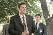 Ein Junge h&auml;ngt tot im Baum vor einer renommierten Privatschule. Alles sieht nach Selbstmord aus. Doch Agent Booth' (David Boreanaz) Gef&uuml;hl sagt ihm, dass es sich bei diesem Fall um einen Mord handelt...