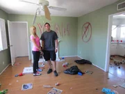 Christina (l.) und Tarek EL Moussa (r.) sind schockiert, &uuml;ber den Anblick ihres gerade ersteigerten Hauses ...