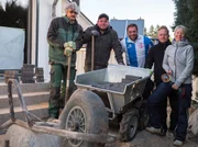 Die n&auml;chste Etappe der Beetbr&uuml;der geht nach Nienburg. Hier sind Antje und Thorsten (r.) total ungl&uuml;cklich und Schuld ist der Garten. Das dreieckige Gr&uuml;n wird von dem Paar kaum genutzt. Nun soll das Gartentrio (v.l.: Ralf, Henrik und Claus) Terrasse und Garten verbinden. Doch das Wetter durchkreuzt die Pl&auml;ne der Beet-Br&uuml;der...