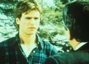 MacGyver (Richard Dean Anderson, l.) lässt sich von Gantner (Michael Lerner, r.) die Situation nach der Explosion unter Tage erklären. MacGyver (Richard Dean Anderson, l.) lässt sich von Gantner (Michael Lerner, r.) die Situation nach der Explosion unter Tage erklären.