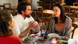 Weil ihr Catering f&uuml;r die Hochzeit abgesagt wurde, landet Saskia (Hanna Pla&szlig;, li.) bei Matthias (Nico Rogner, Mitte) und dessen Tochter Amelie (Virginia Leith&auml;user, re.) im Restaurant zum Probeessen.