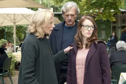 Christiane (Maren Kroymann, l.), emp&ouml;rt &uuml;ber den Altersunterschied, fragt Iris (Lavinia Wilson, r.) &uuml;ber Christoph (Walter Sittler, M.) aus und &uuml;bergeht ihn dabei.