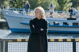 Christiane (Maren Kroymann) ist sauer auf Christoph, weil er ihr Smartphone &uuml;ber Bord geworfen hat.