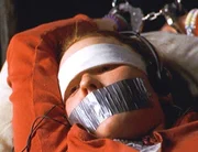 Maggie (Stephi Lineburg) erlebt ein Martyrium. Trotz ihrer Augenbinde kann sie den Vergewaltiger erkennen.