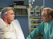 MDR Fernsehen IN ALLER FREUNDSCHAFT FOLGE 281, "Alte Liebe, neues Gl&uuml;ck", am Freitag um 11:45 Uhr. In der Sachsenklinik taucht &uuml;berraschend Prof. Simonis (Dieter Bellmann, re.) Bruder Helmut Simoni (G&uuml;nter Kurze, li.) auf, um sich angeblich einer Routineuntersuchung zu unterziehen. Doch der wahre Grund l&auml;sst nicht lange auf sich warten - er will das Haus seiner Eltern verkaufen.