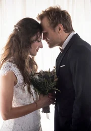 Generisches Motiv - Zwischen den beiden anderweitig Verlobten, Paul (Anton Spieker, re.) und Mely (Seyneb Saleh, li.), funkt es.