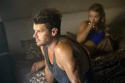 James (Nathan Phillips) und Vicky (Kathryn Beck) im Bett.