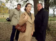 Obwohl sie nicht an "&Uuml;bersinnliches" glauben, folgen die Ermittler Bonhoff (Wolfgang Krewe, hi.li.) und Kehler (Wolfgang Bathke) der Wahrsagerin Frau Meyer-Arndt (Christine Kaufmann), die sie zu der verschwundenen Annette f&uuml;hren will.