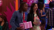 L-R: Andr&eacute; Harris (Leon Thomas III), Tori Vega (Victoria Justice)